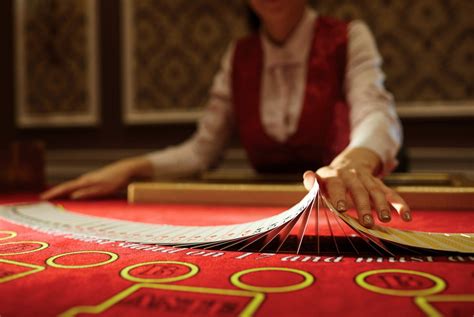 salaire croupier|Fiche métier Croupier : salaire, étude, rôle et compétence.